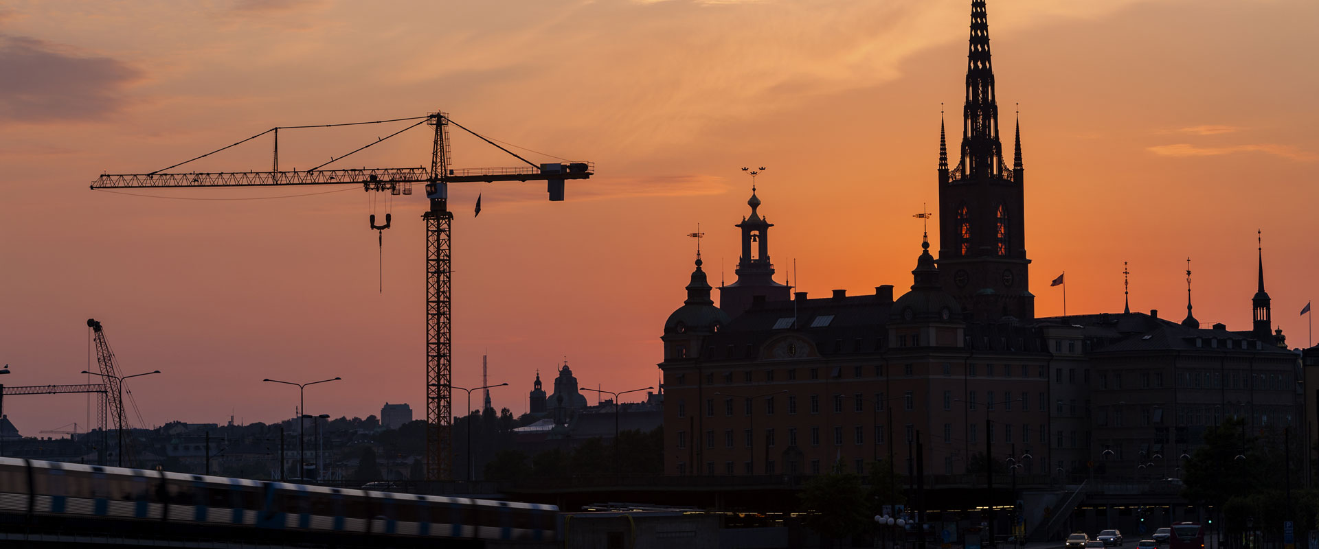 Stockholms stadshus och lyftkran  i nattvy